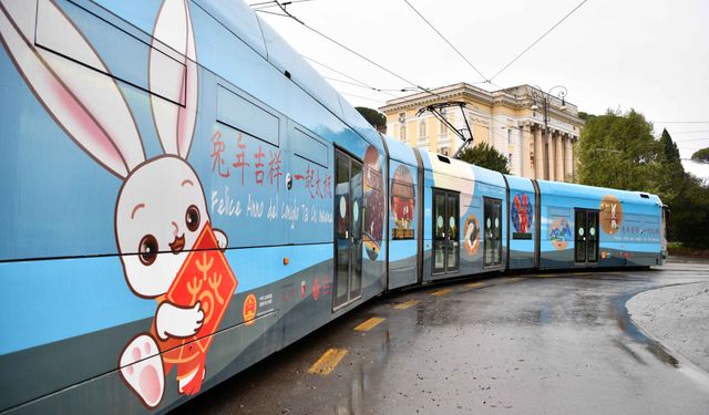 İtalya'da Tavşan Yılı için bir tramvay süslendi