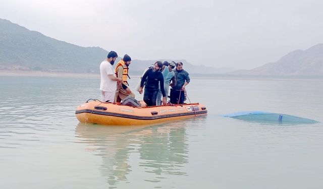 Pakistan'da bir teknenin alabora olması sonucu 10 çocuk hayatını kaybetti