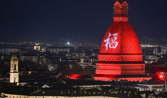 Torino'da Mole Antonelliana üzerinde Çin Yeni Yılı mesajı