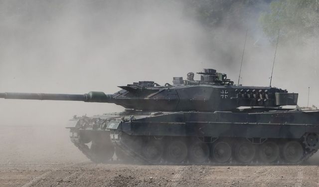 Almanya’dan Leopard tanklarının Ukrayna’ya gönderilmesine onay