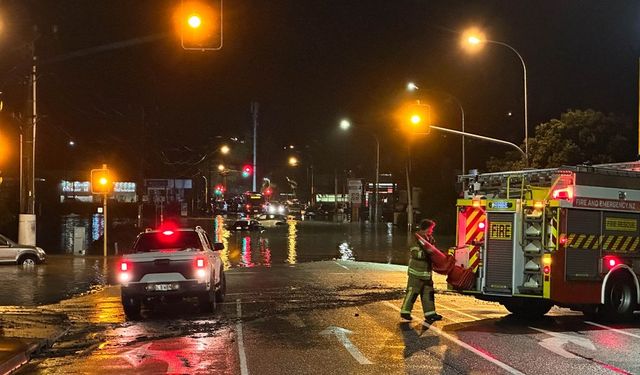 Albüm: Yeni Zelanda, geniş çaplı sellerin ardından en büyük kenti Auckland'da olağanüstü hal ilan etti