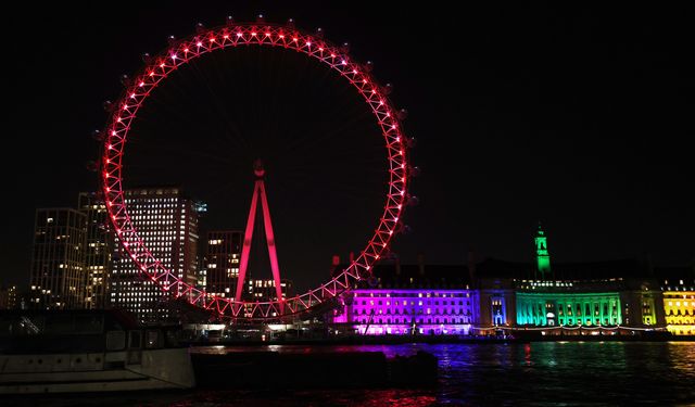 Albüm: London Eye yaklaşan Çin Yeni Yılı'nı kutlamak için kırmızı ışıkla aydınlatıldı