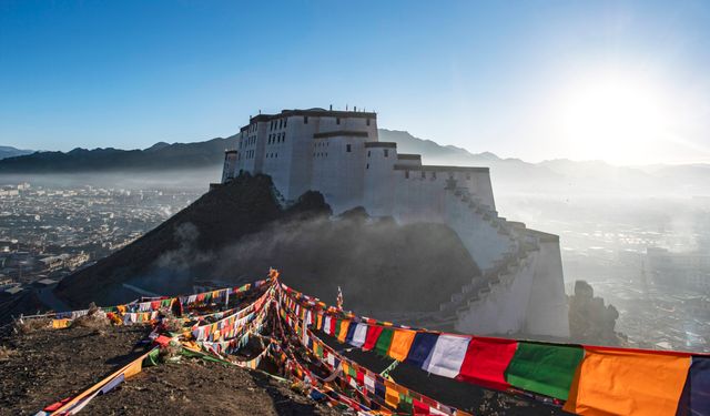 Tibetliler yeni yılı dua bayrakları asarak karşıladı