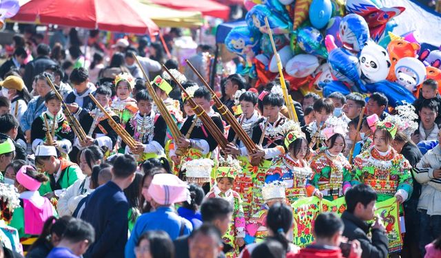 Miao etnik grubuna mensup insanlar, Çin'in güneybatısındaki Guizhou'da geleneklerini kutluyor