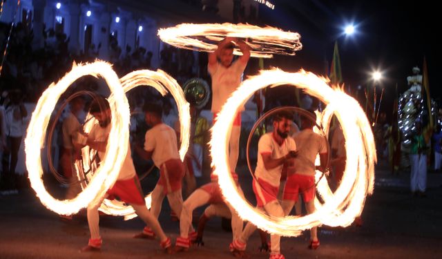 Sri Lanka'daki festivalden renkli görüntüler