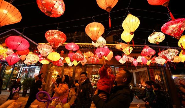 Çin'in Hubei eyaletine bağlı ilçede gece eğlence alanları hizmete girdi