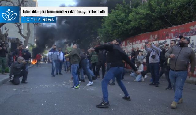 Video: Lübnanlılar para birimlerindeki rekor düşüşü protesto etti