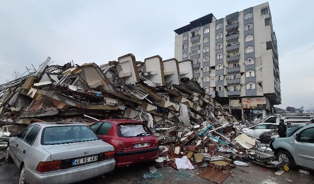 Türkiye'de vatandaşlar zorlu kış şartlarına karşın depremzedelere yardıma koşuyor