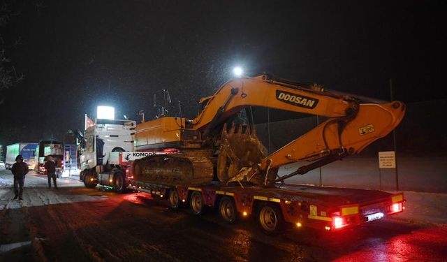 Deprem bölgelerine acil yardım malzemesi desteği