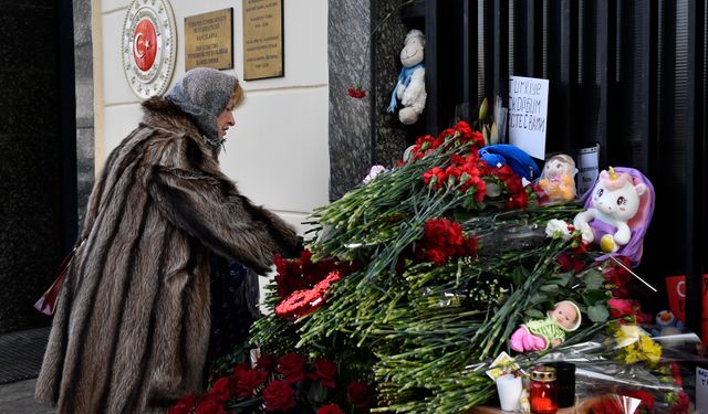 Rusya'da halk Moskova'daki Türk Büyükelçiliği'ne çiçek bıraktı