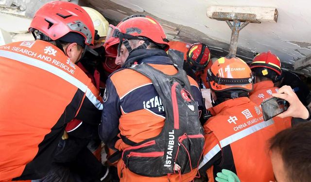 Çinli ve Türk kurtarma ekipleri Antakya'da üç kadını enkaz altından kurtardı