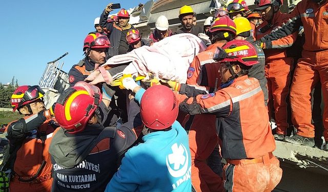 Çinli ve Türk kurtarma ekipleri 2 depremzedeyi daha enkaz altından sağ çıkardı