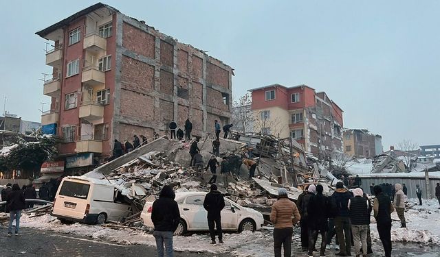 Depremin 3. gününde uluslararası yardımlar sürüyor