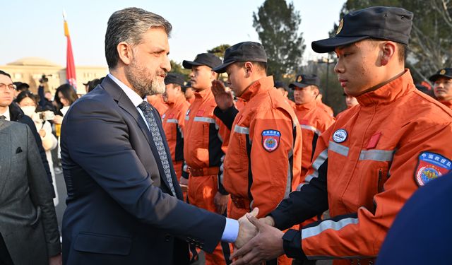 Çin'den gelen 82 kişilik kurtarma ekibi Adana'ya ulaştı