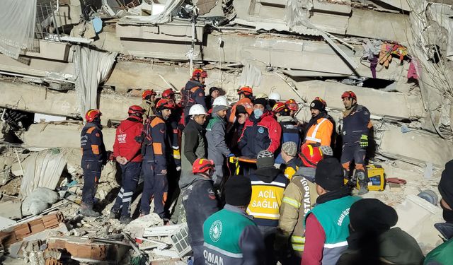 Çin kurtarma ekibi Antakya'da hamile bir kadının kurtarılmasına yardımcı oldu