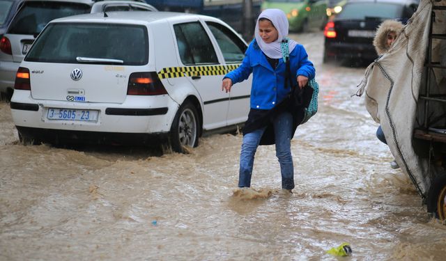 Gazze'de sel hayatı olumsuz etkiledi