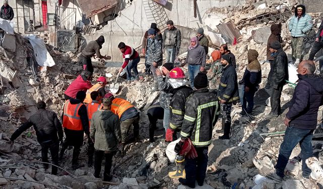 Halep'te enkaz altındakileri arama çalışmaları sürüyor