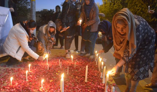 Pakistan'da Türkiye ve Suriye'deki depremzedeler için mumlar yakıldı