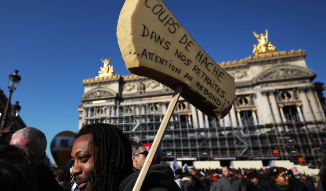 Paris'te emeklilik reformu protesto edildi