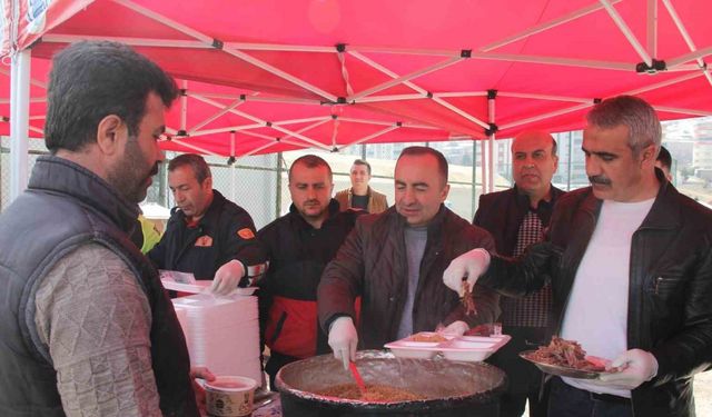 Depremzedeler için 500 yıllık saray yemeği hazırlandı