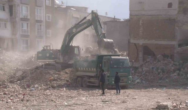 Hatay’da enkaz kaldırma çalışmaları devam ediyor