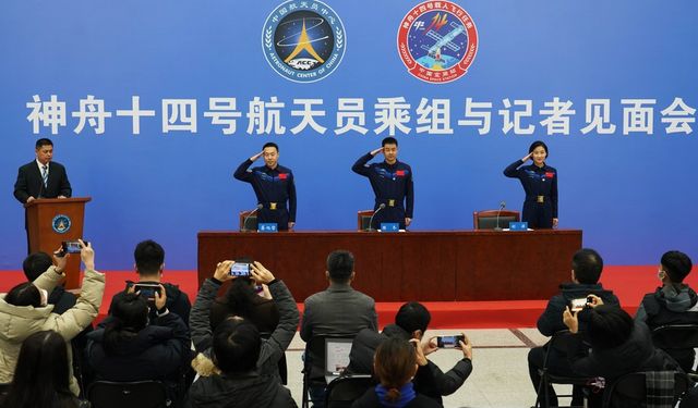 Shenzhou-14 astronotları Dünya'ya döndüklerinden bu yana ilk kez basınla buluştu