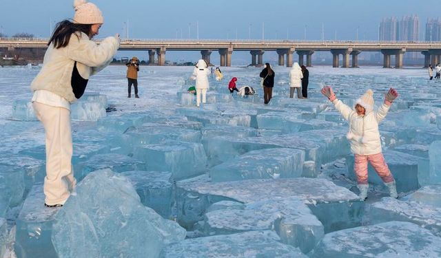 Çin'in Songhuajiang Nehri'nde buz kütlelerinin muhteşem manzarası