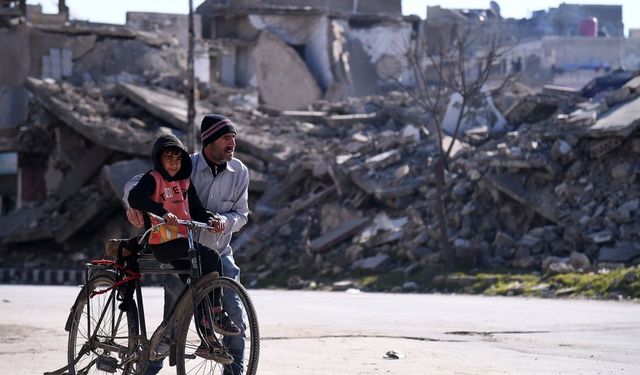 Deprem sonrası gidecek yeri ve parası olmayan Suriyeliler parklara sığındı