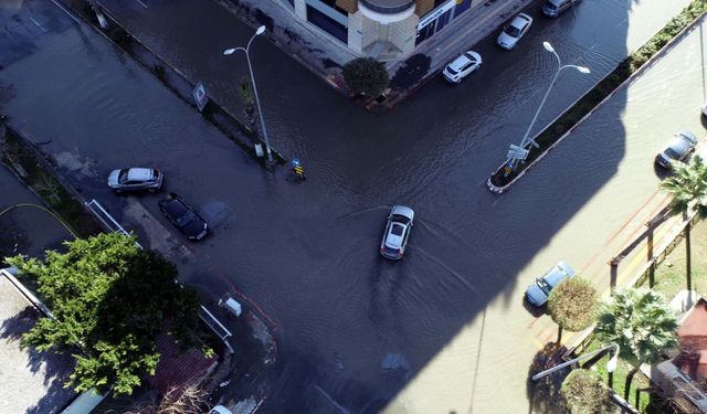 Depremin vurduğu İskenderun'da sokaklar iki gündür su altında!