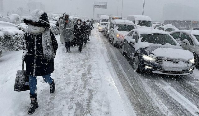 İmamoğlu'ndan kar uyarısı: Mecbur kalmadıkça dışarı çıkmayalım, yolculuk yapılacaksa da toplu taşıma kullanalım