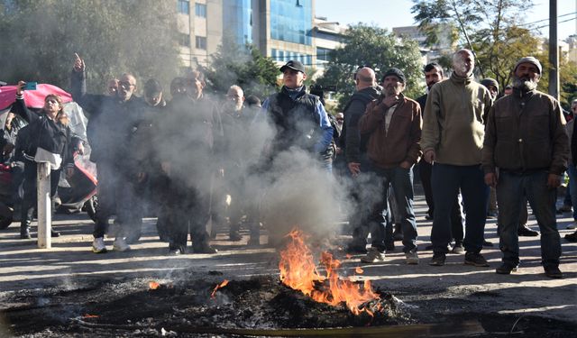 Lübnan'da halk Merkez Bankası önünde ekonomik durumu protesto etti