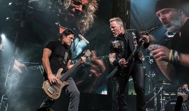 Metallica'dan deprem bölgesine 250 bin dolarlık bağış