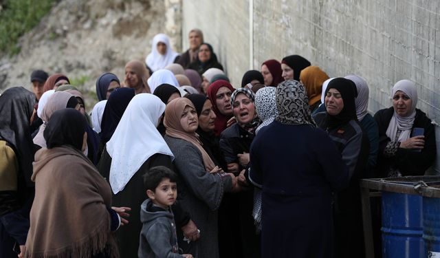 Cenin'de İsrail askerleri tarafından öldürülen üç Filistinli için cenaze töreni düzenlendi