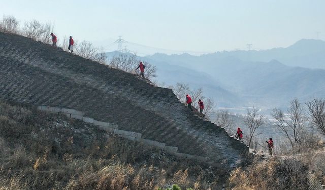 Çinli köylülerden oluşan gönüllü ekibi Çin Seddi'nin bakımını sağlıyor