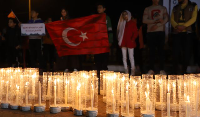 Fotoğraf: Gazze'de, depremlerde hayatını kaybedenler için mumlar yakıldı