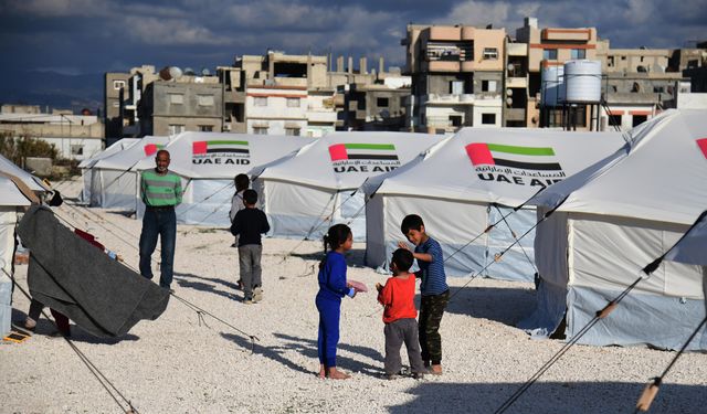 Depremin vurduğu Suriye'de evsiz kalan halk yaşamlarını çadırlarda sürdürüyor