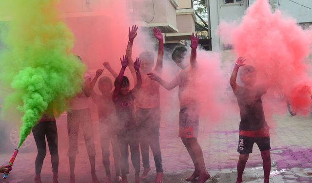 Hindistan'da renklerin festivali Holi coşkuyla kutlanıyor