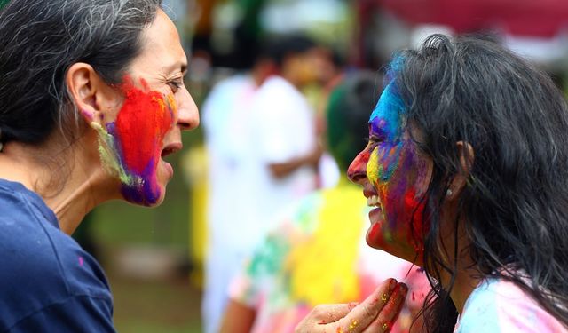 Holi Festivali, Sri Lanka ve Tayland'da kutlandı