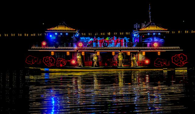 Çin'in Jialing Nehri'nde gece turu