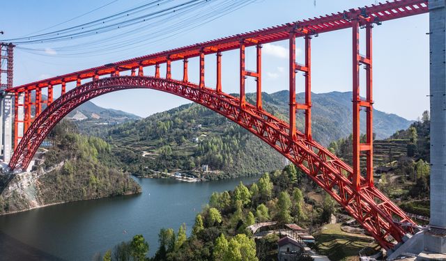 Çin'de 1.834 metre uzunluğundaki köprü projesinin ana gövdesi tamamlandı