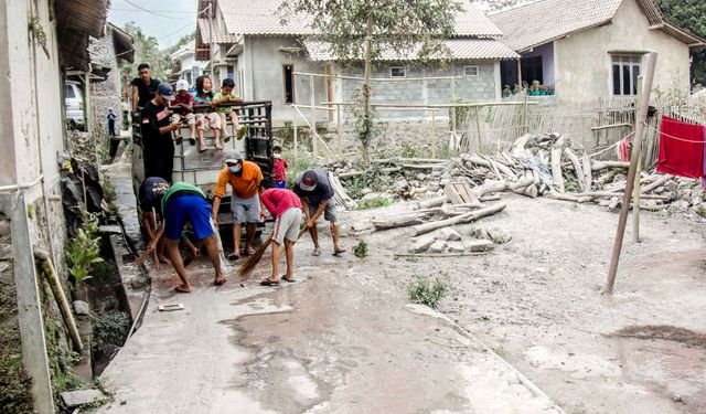 Merapi Yanardağı çevre köyleri volkanik küllerle kapladı