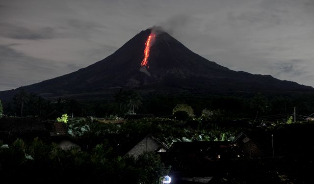 Endonezya'nın yeniden faaliyete geçen Merapi Yanardağı'nda hareketlilik sürüyor