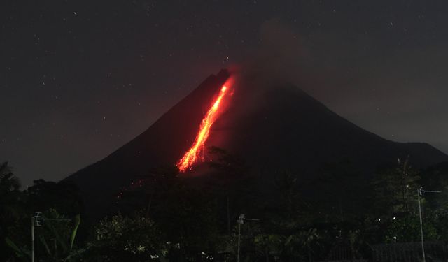 Endonezya'nın Merapi Yanardağı'nda hareketlilik sürüyor