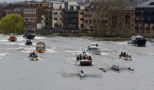 Oxford ve Cambridge Üniversiteleri tekne yarışında kıyasıya rekabet etti