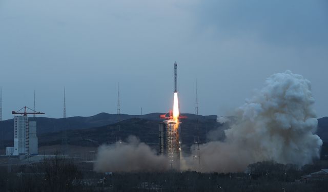 Çin, PIESAT-1 takım uydusunu uzaya fırlattı