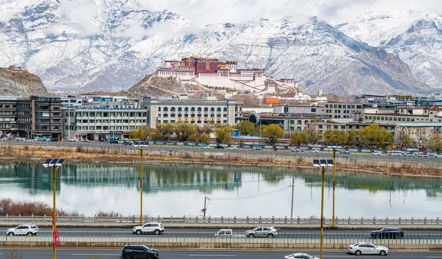 Tibet'te yoğun kar yağışı sonrası Potala Sarayı beyazlara büründü