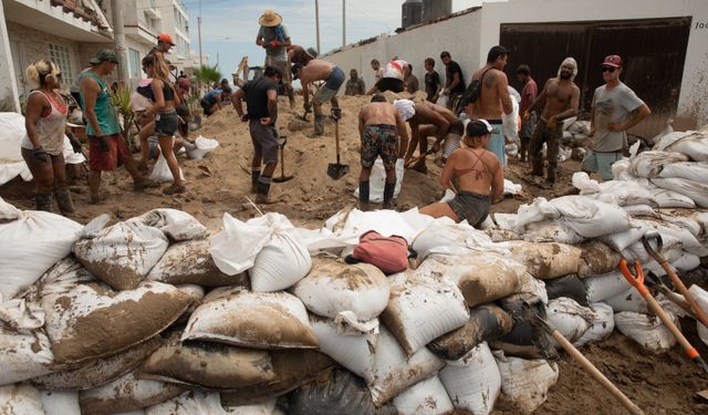 Yaku Kasırgası Peru'da hayatı felç etti