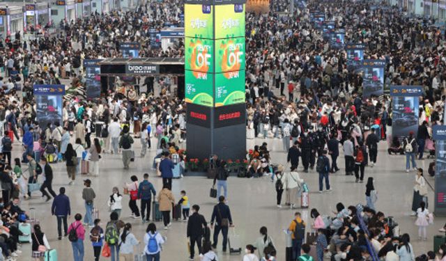 Çin'de 1 Mayıs tatili kapsamında demiryolu istasyonlarında yoğunluk oluştu