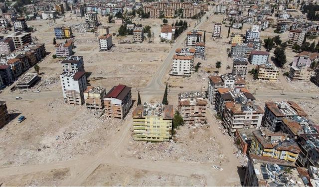 Hatay'da Enkaz Kaldırma Çalışmaları Devam Ediyor.