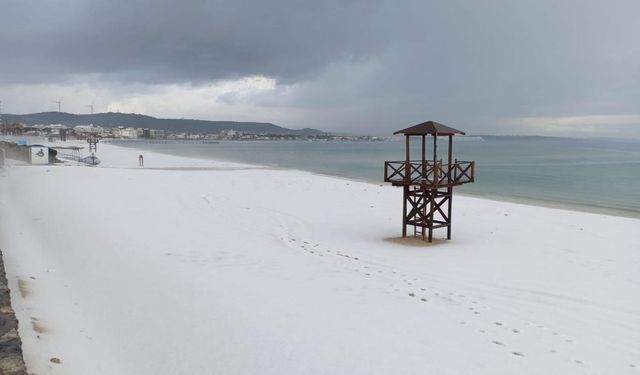 Dolunun Etkili Olduğu İzmir'de Sahiller Beyaza Büründü.